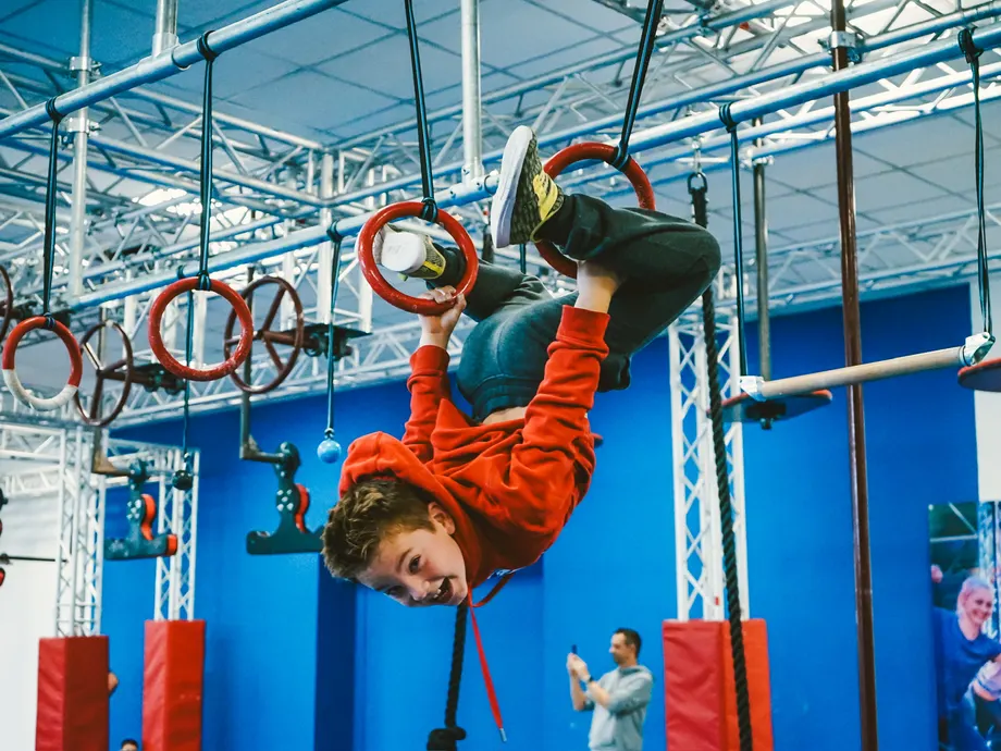 Kind trainiert am Ninja Warrior Parcours in der Ninja World Karlsruhe